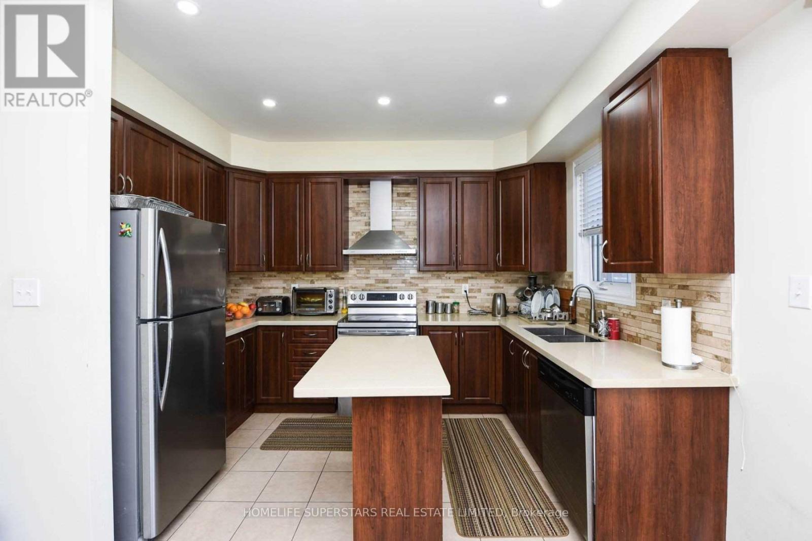 Photo 11 of 50 Sea Drifter Crescent, Brampton ON