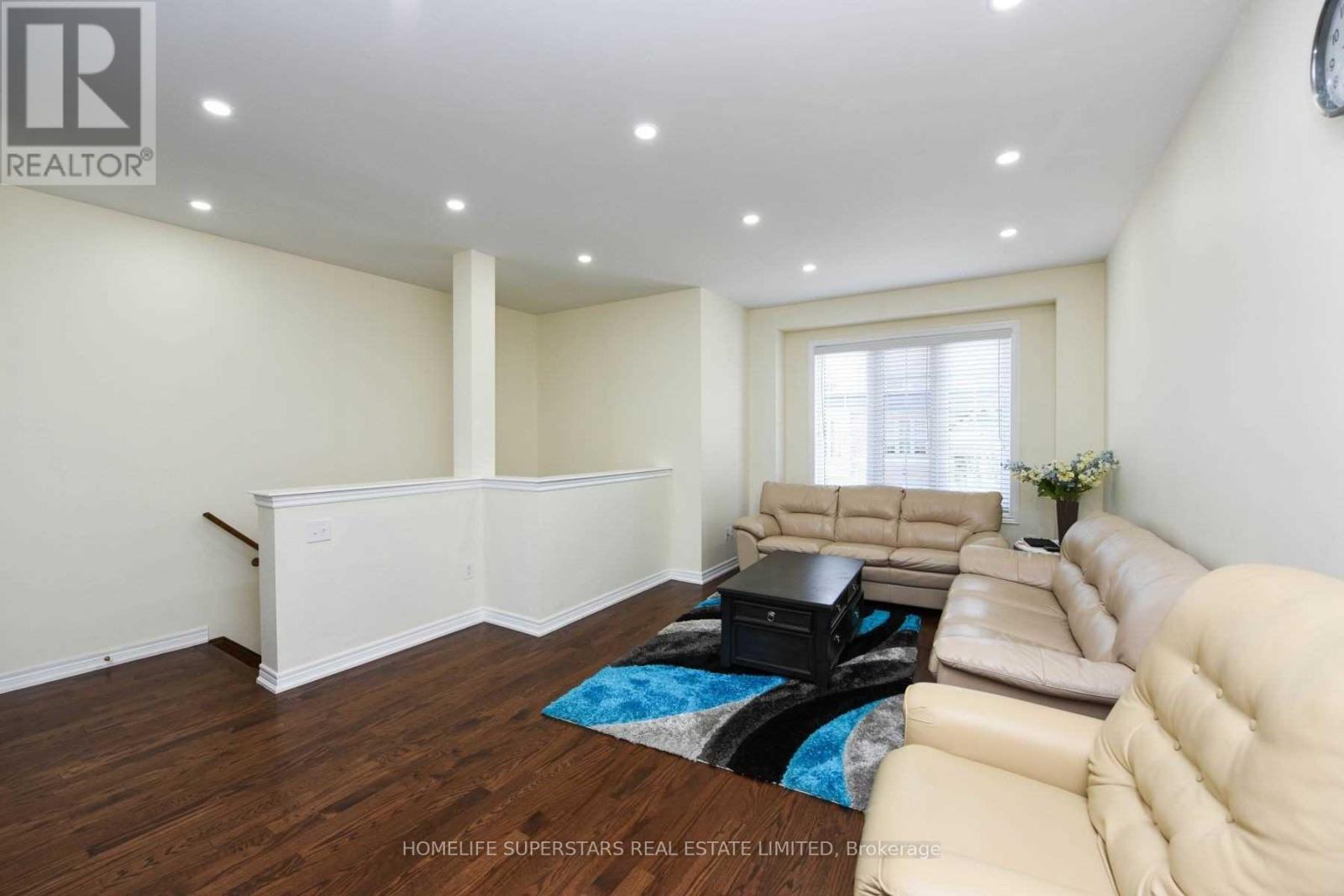 Photo 4 of 50 Sea Drifter Crescent, Brampton ON