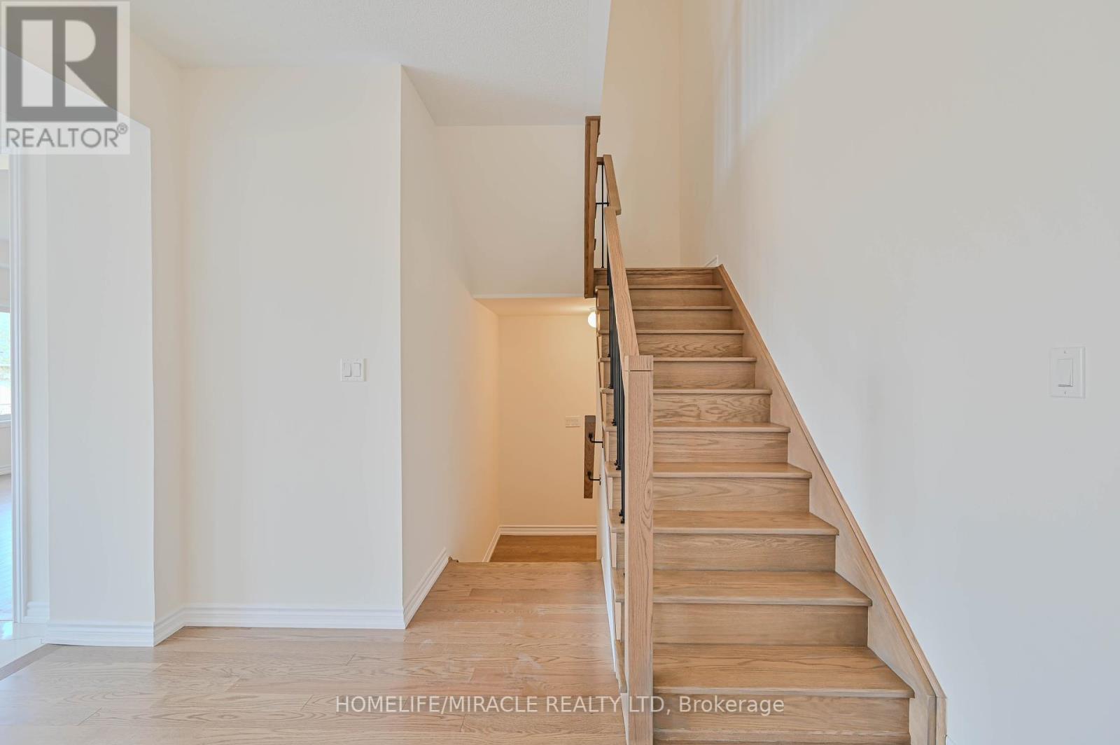 Photo 7 of 1653 Corsal Court, Innisfil ON
