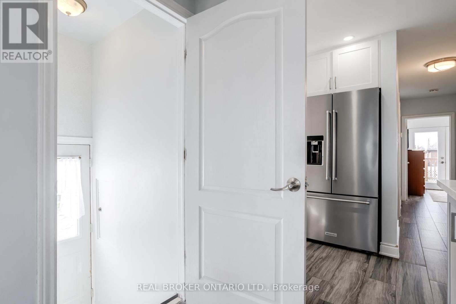 Photo 11 of 50 Epsom Downs Drive, Brampton ON