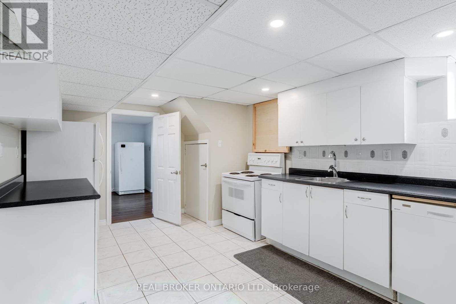 Photo 31 of 50 Epsom Downs Drive, Brampton ON