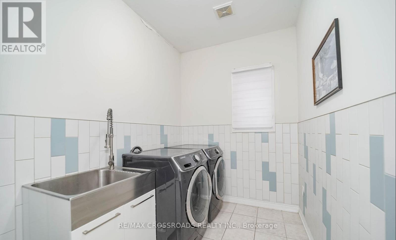 Photo 19 of 1383 Langley Circle, Oshawa ON