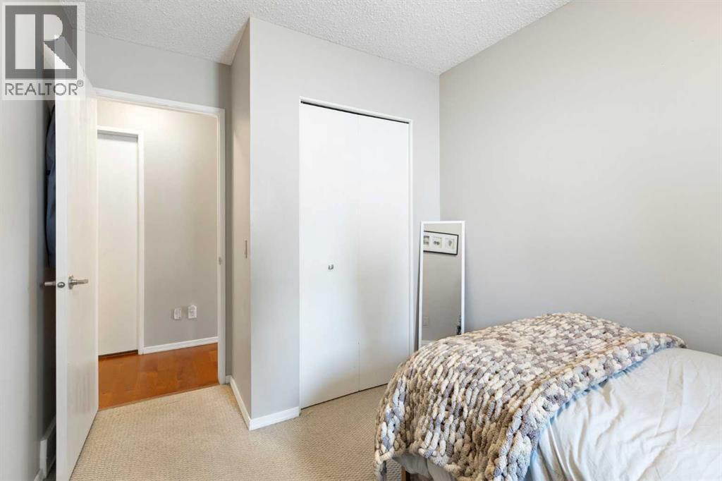 Single Family House Bi-level for Sale in  Sandstone Place NW Sandstone Valley Calgary 