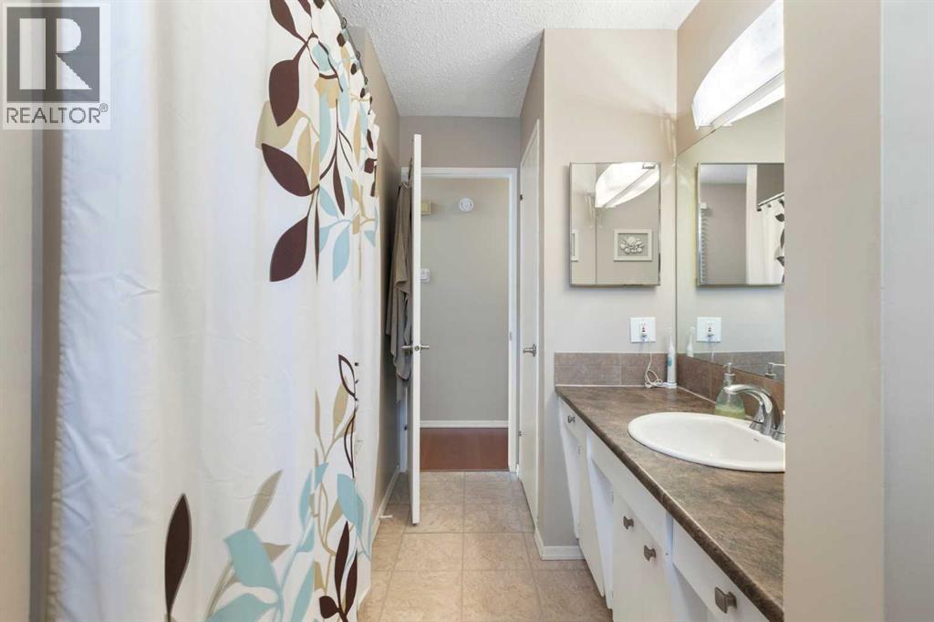 Single Family House Bi-level for Sale in  Sandstone Place NW Sandstone Valley Calgary 