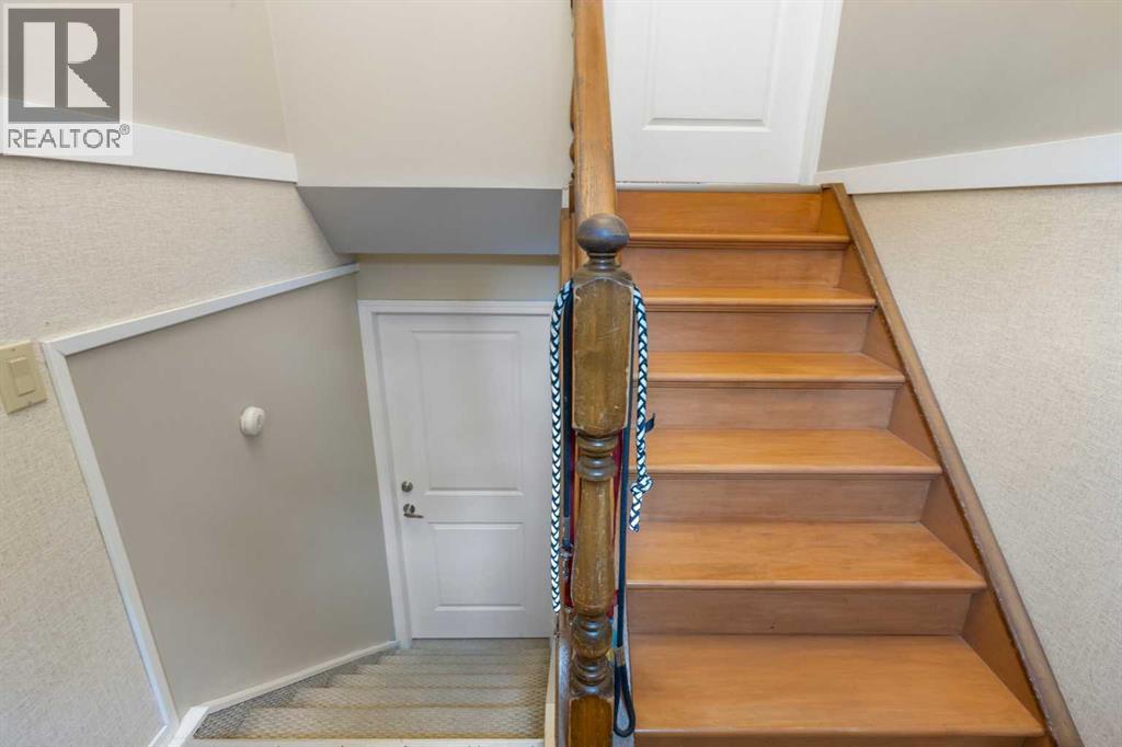 Single Family House Bi-level for Sale in  Sandstone Place NW Sandstone Valley Calgary 