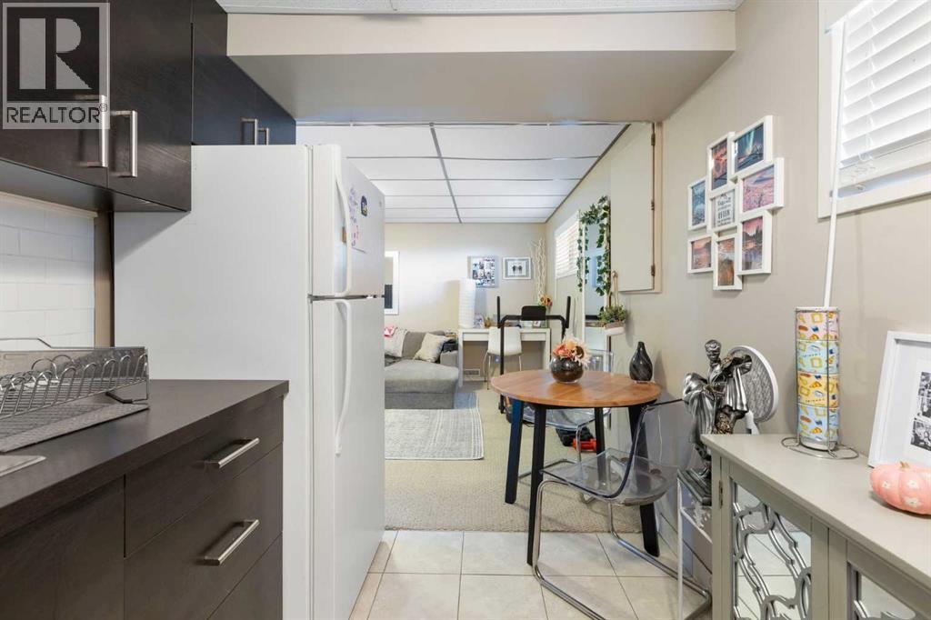 Single Family House Bi-level for Sale in  Sandstone Place NW Sandstone Valley Calgary 