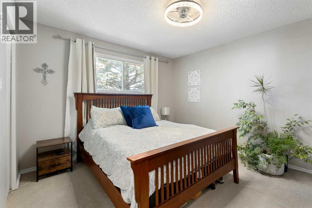 Single Family House Bi-level for Sale in  Sandstone Place NW Sandstone Valley Calgary 