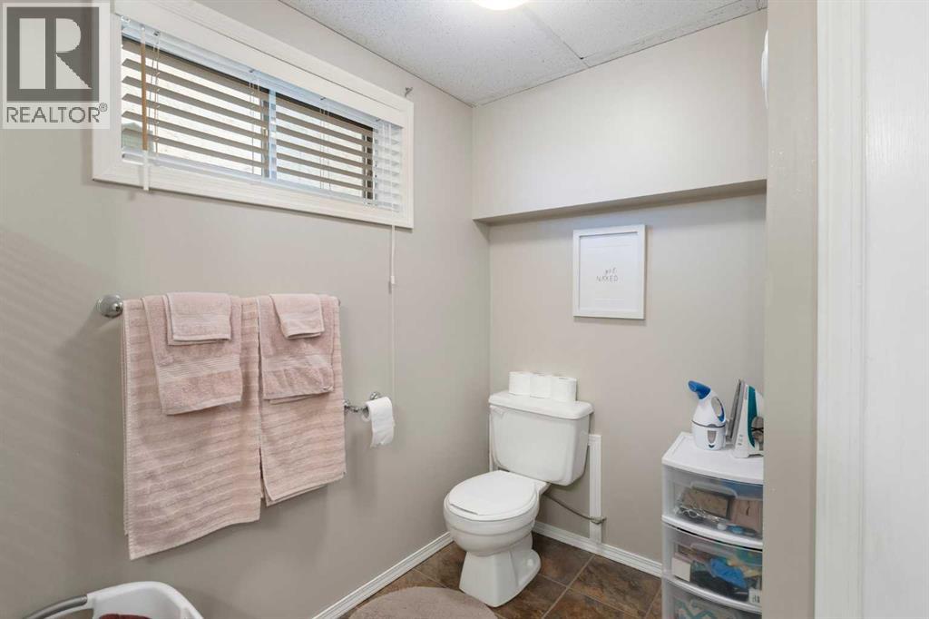 Single Family House Bi-level for Sale in  Sandstone Place NW Sandstone Valley Calgary 