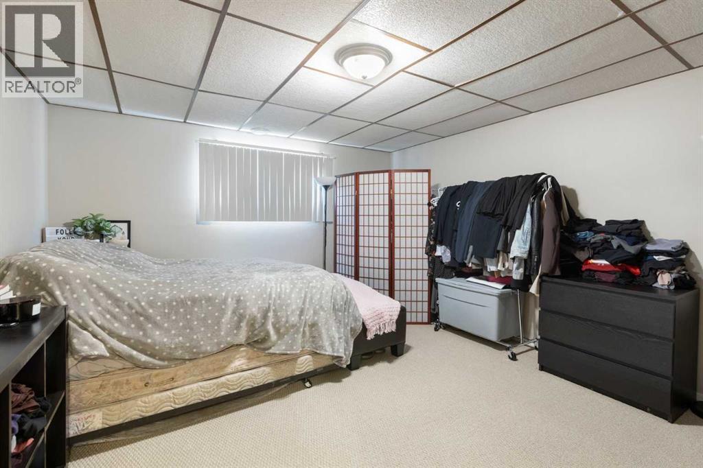 Single Family House Bi-level for Sale in  Sandstone Place NW Sandstone Valley Calgary 