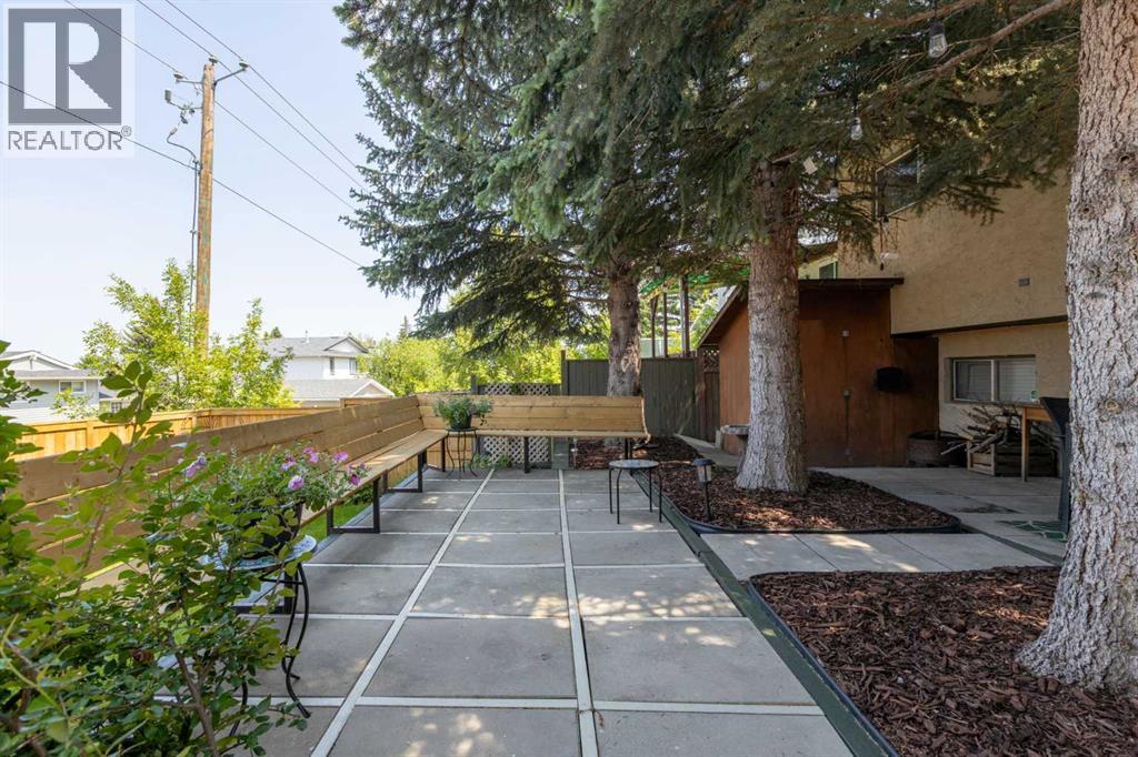 Single Family House Bi-level for Sale in  Sandstone Place NW Sandstone Valley Calgary 