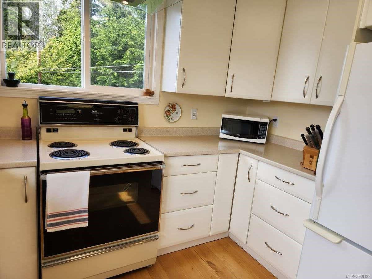 Photo 8 of 367 Pine St, Alert Bay BC