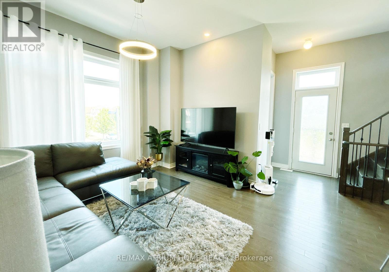 Photo 4 of 1 Laskin Drive, Vaughan ON