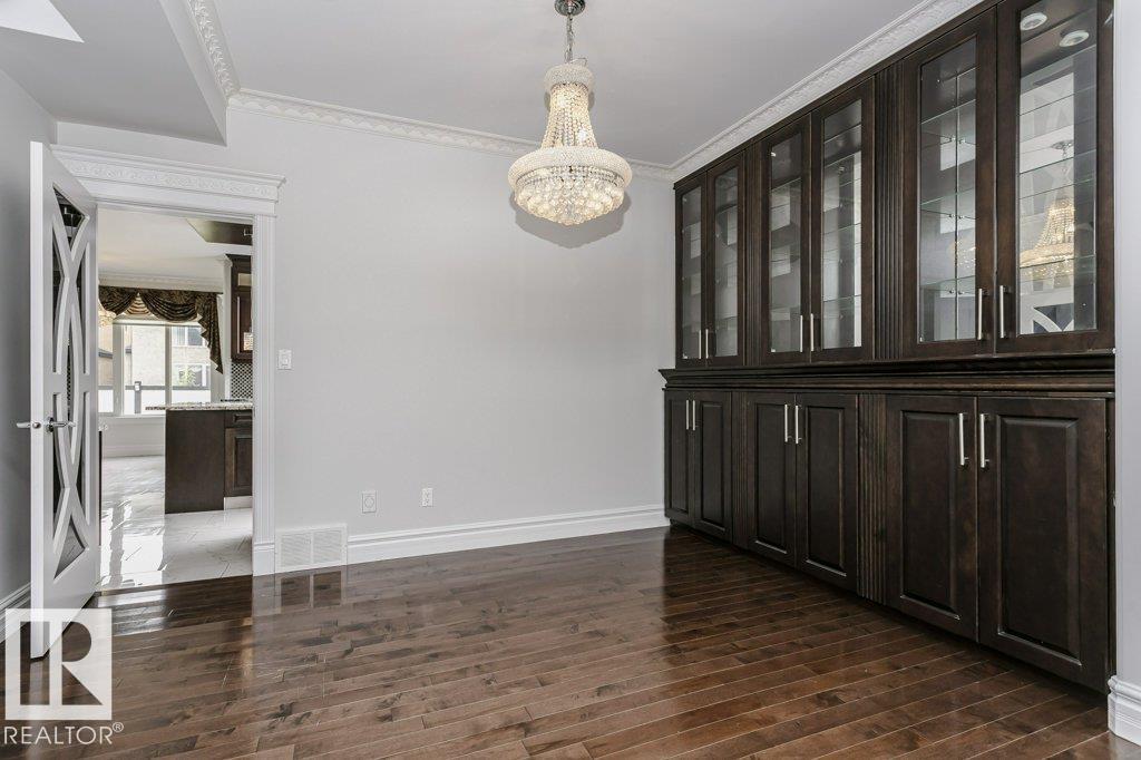 Photo 13 of 1005 Wildwood Co Nw, Edmonton AB