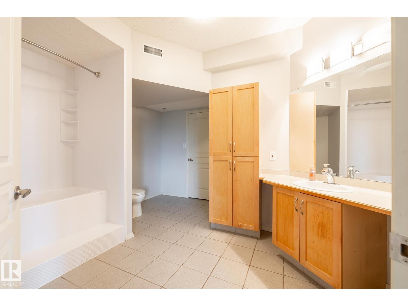 Photo 21 of 119 9507 101 Av Nw, Edmonton AB