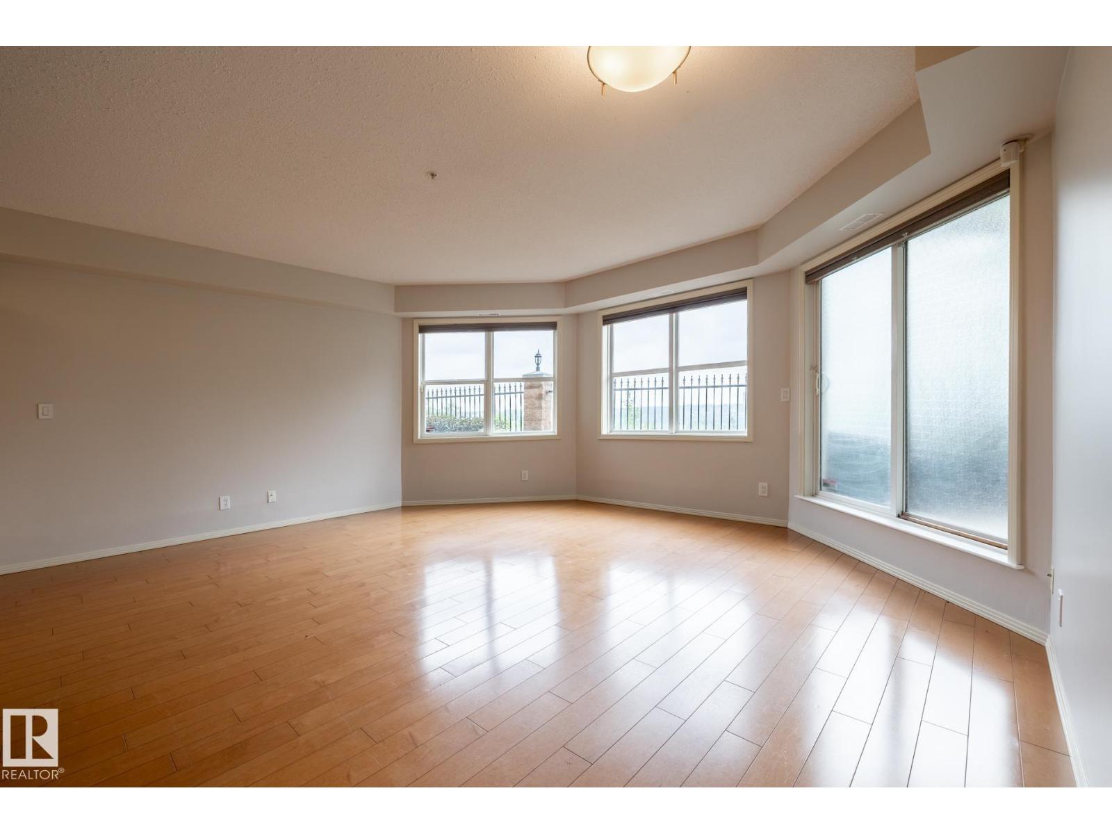 Photo 5 of 119 9507 101 Av Nw, Edmonton AB