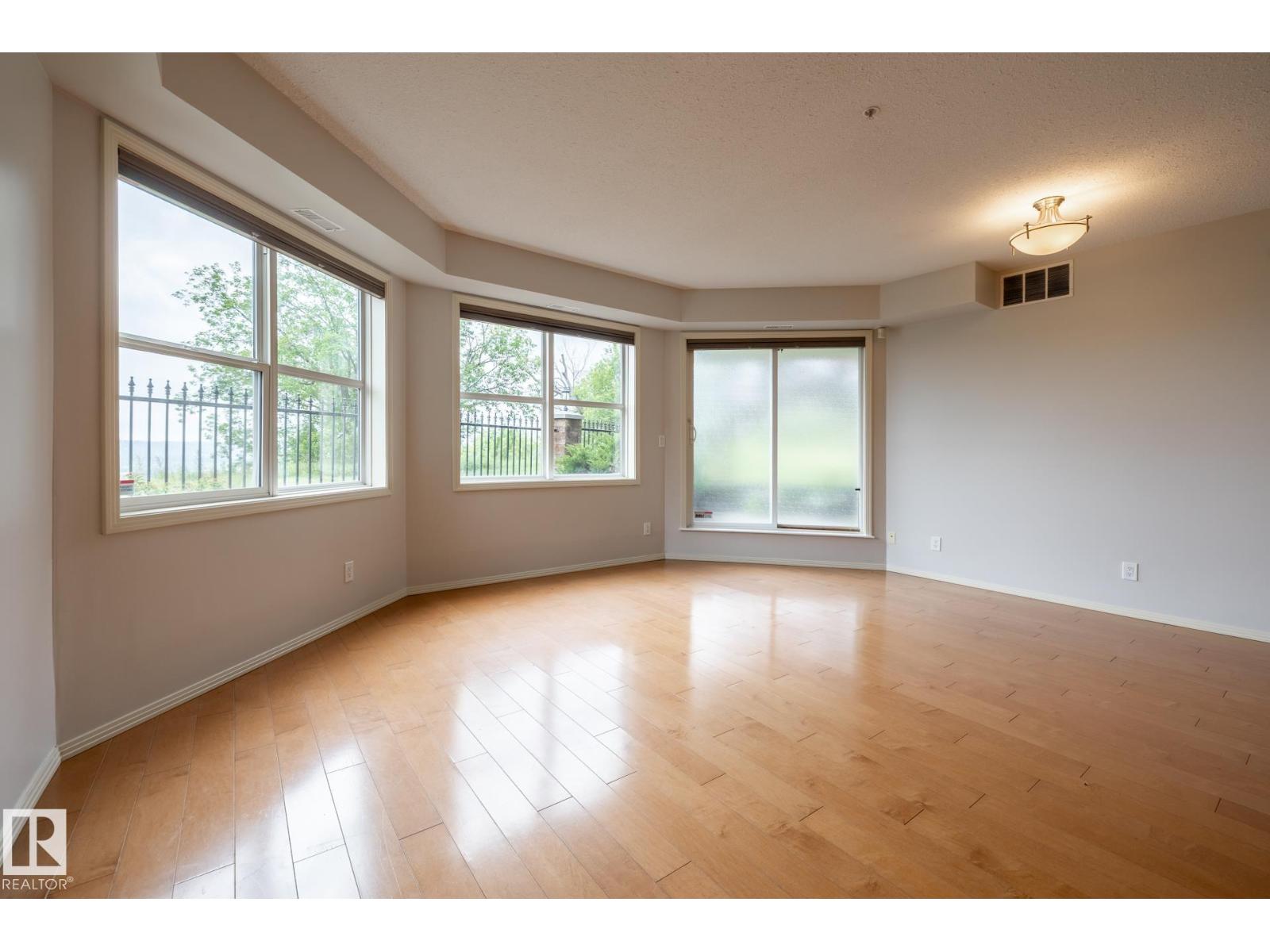 Photo 8 of 119 9507 101 Av Nw, Edmonton AB