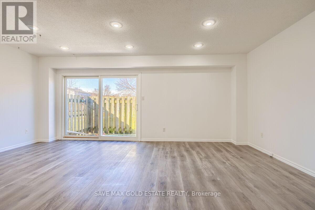Photo 5 of 1 125 Sekura Crescent, Cambridge ON