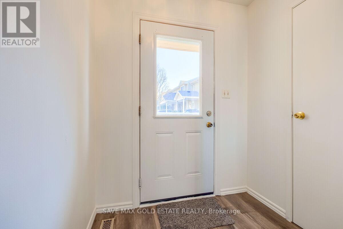 Photo 3 of 1 125 Sekura Crescent, Cambridge ON