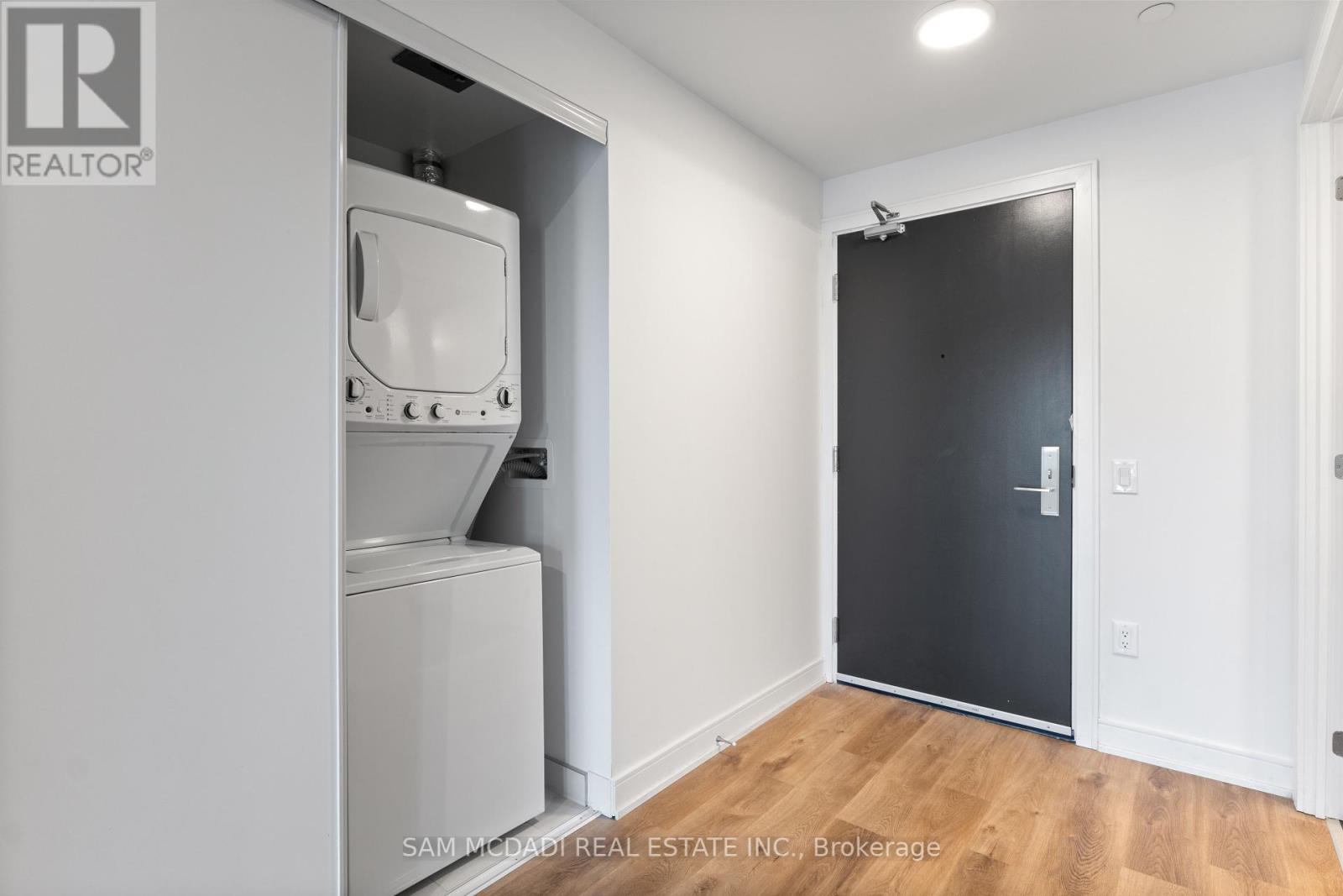 Photo 11 of 229 89 Dundas Street, Mississauga ON