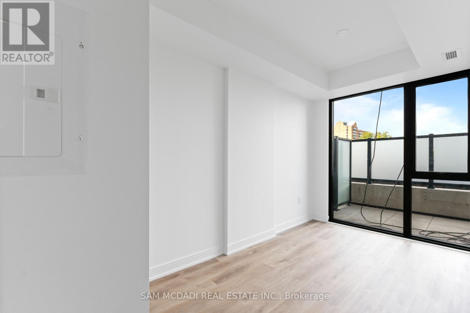 Photo 16 of 229 89 Dundas Street, Mississauga ON