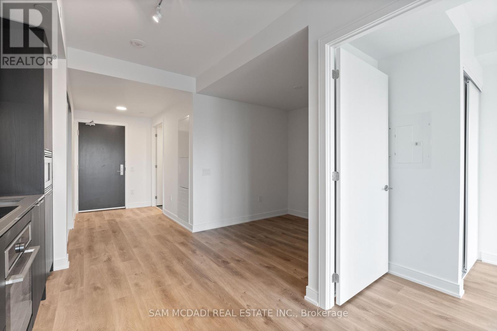Photo 12 of 229 89 Dundas Street, Mississauga ON