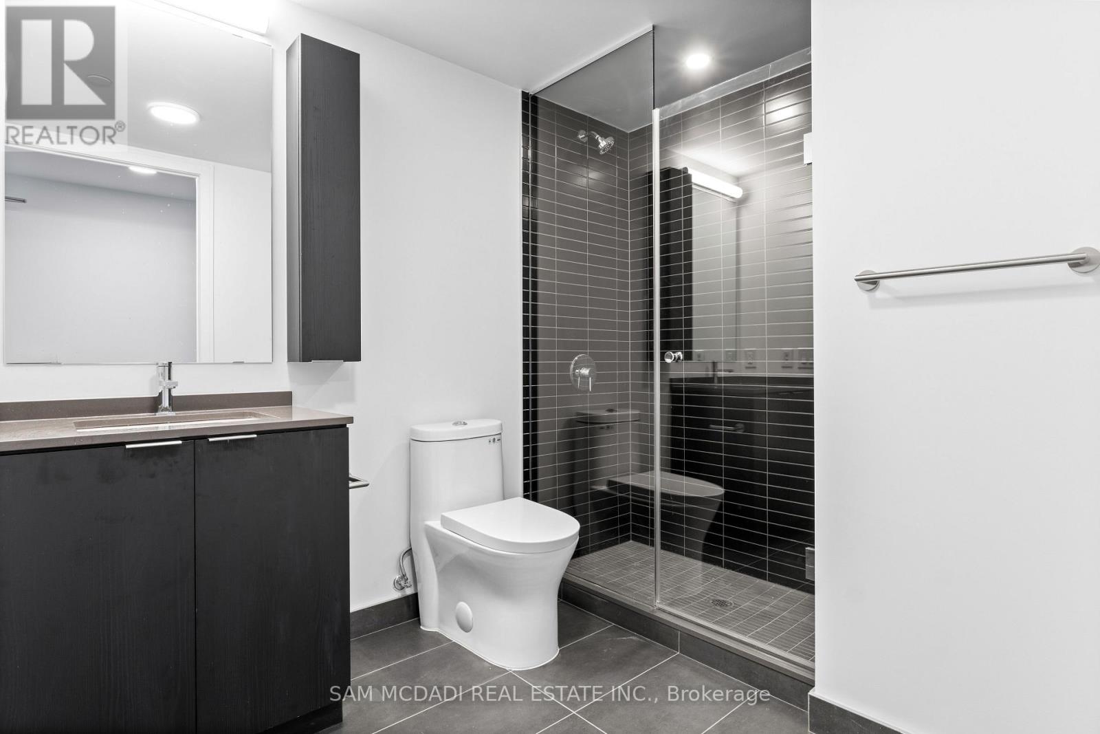 Photo 17 of 229 89 Dundas Street, Mississauga ON