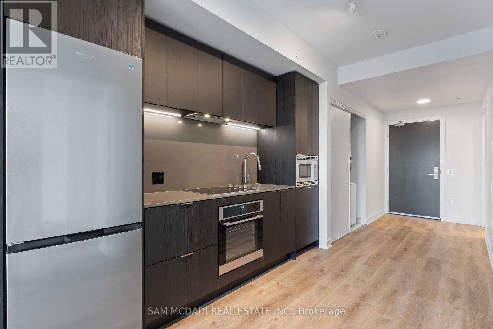 Photo 9 of 229 89 Dundas Street, Mississauga ON