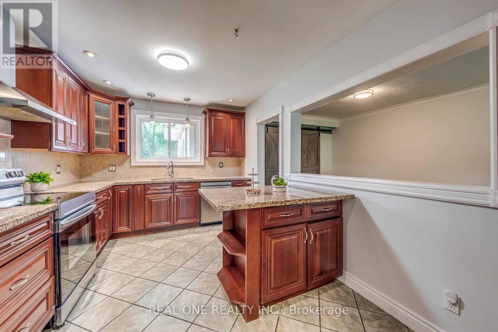 Photo 28 of 462 Willis Drive, Oakville ON