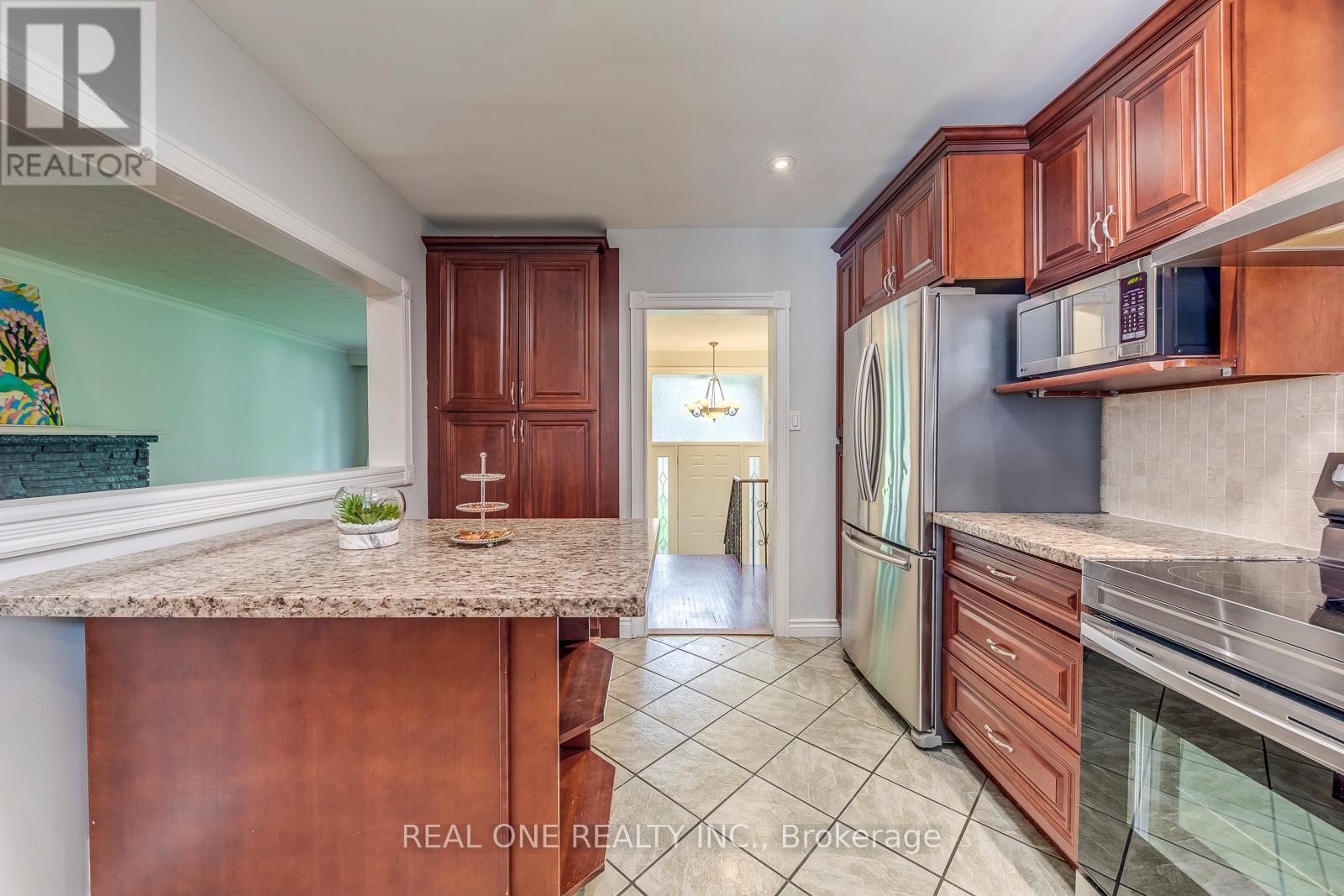 Photo 4 of 462 Willis Drive, Oakville ON