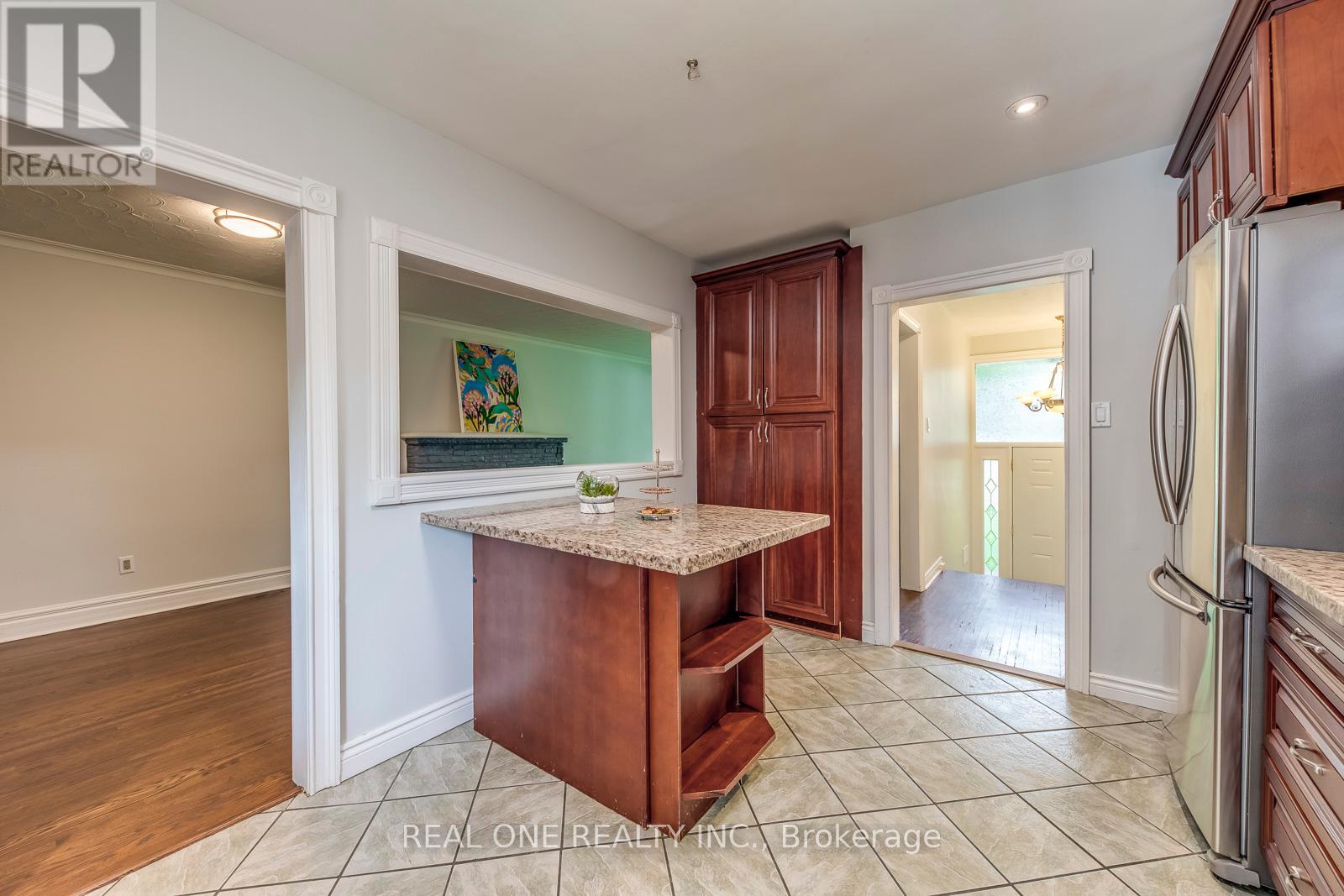 Photo 6 of 462 Willis Drive, Oakville ON