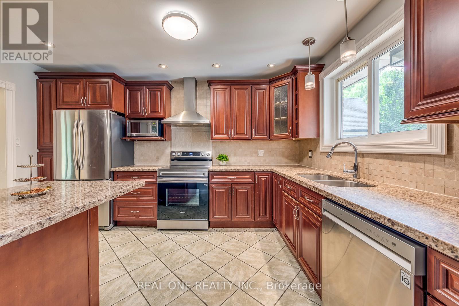 Photo 29 of 462 Willis Drive, Oakville ON