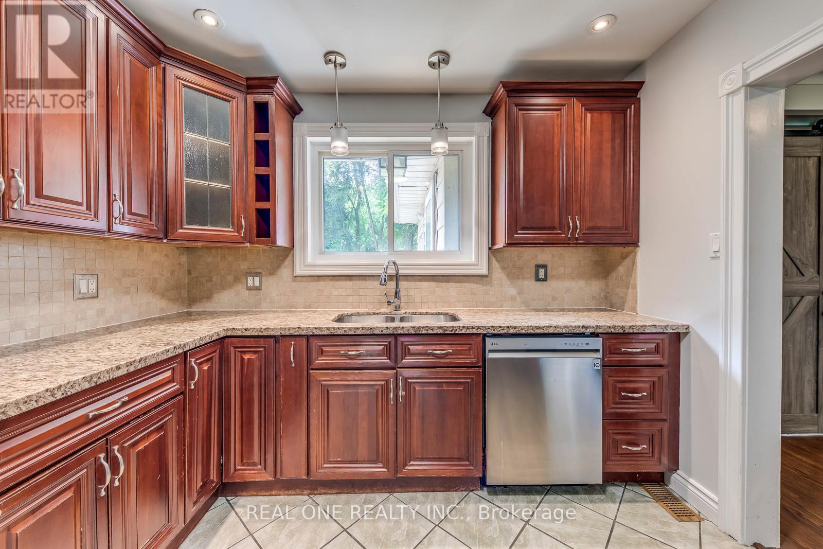 Photo 32 of 462 Willis Drive, Oakville ON