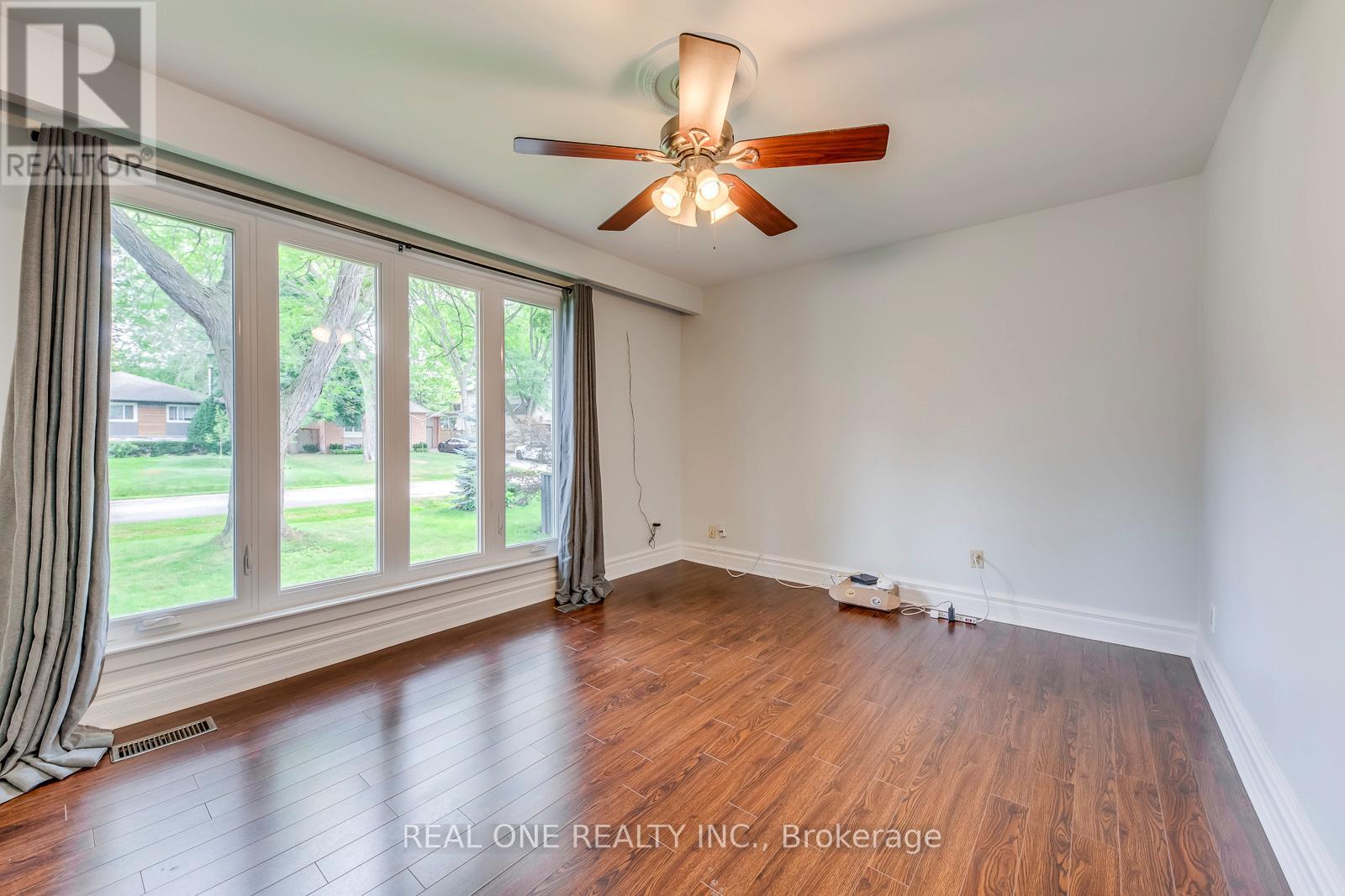 Photo 16 of 462 Willis Drive, Oakville ON