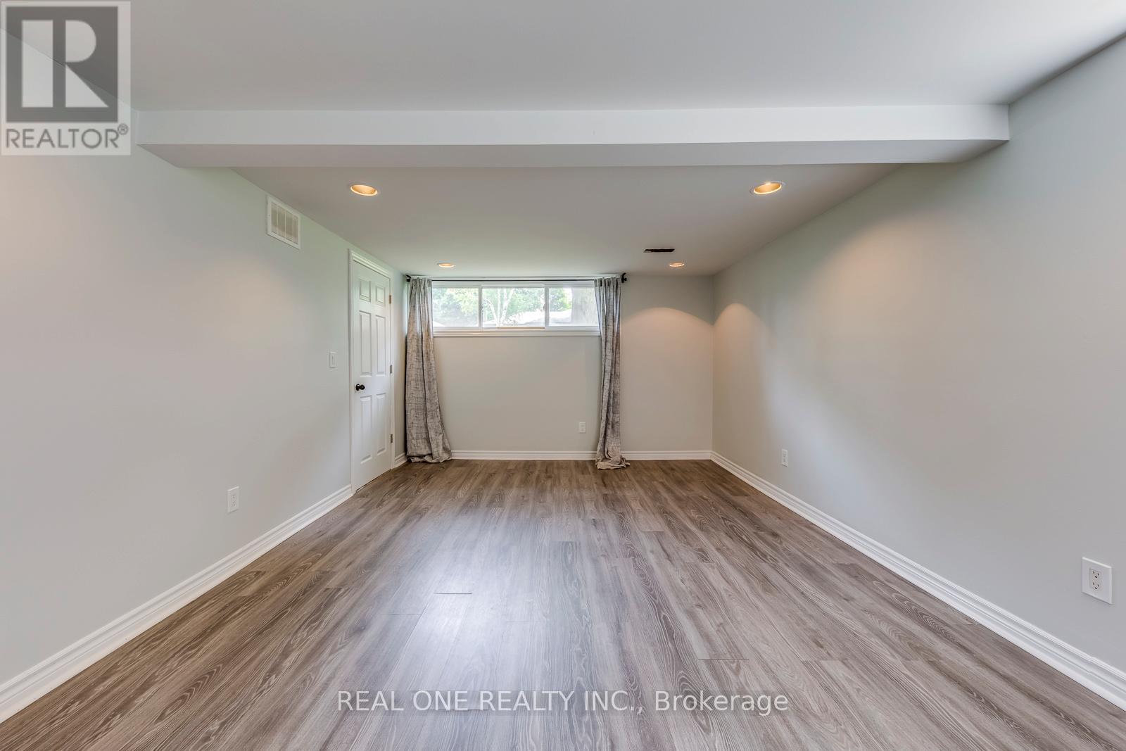 Photo 8 of 462 Willis Drive, Oakville ON