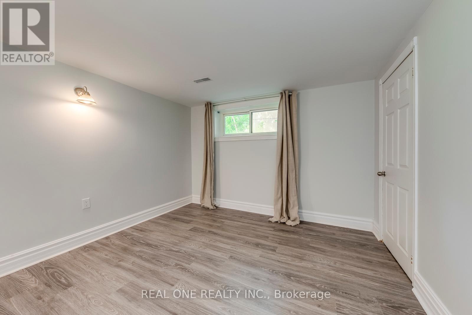 Photo 37 of 462 Willis Drive, Oakville ON