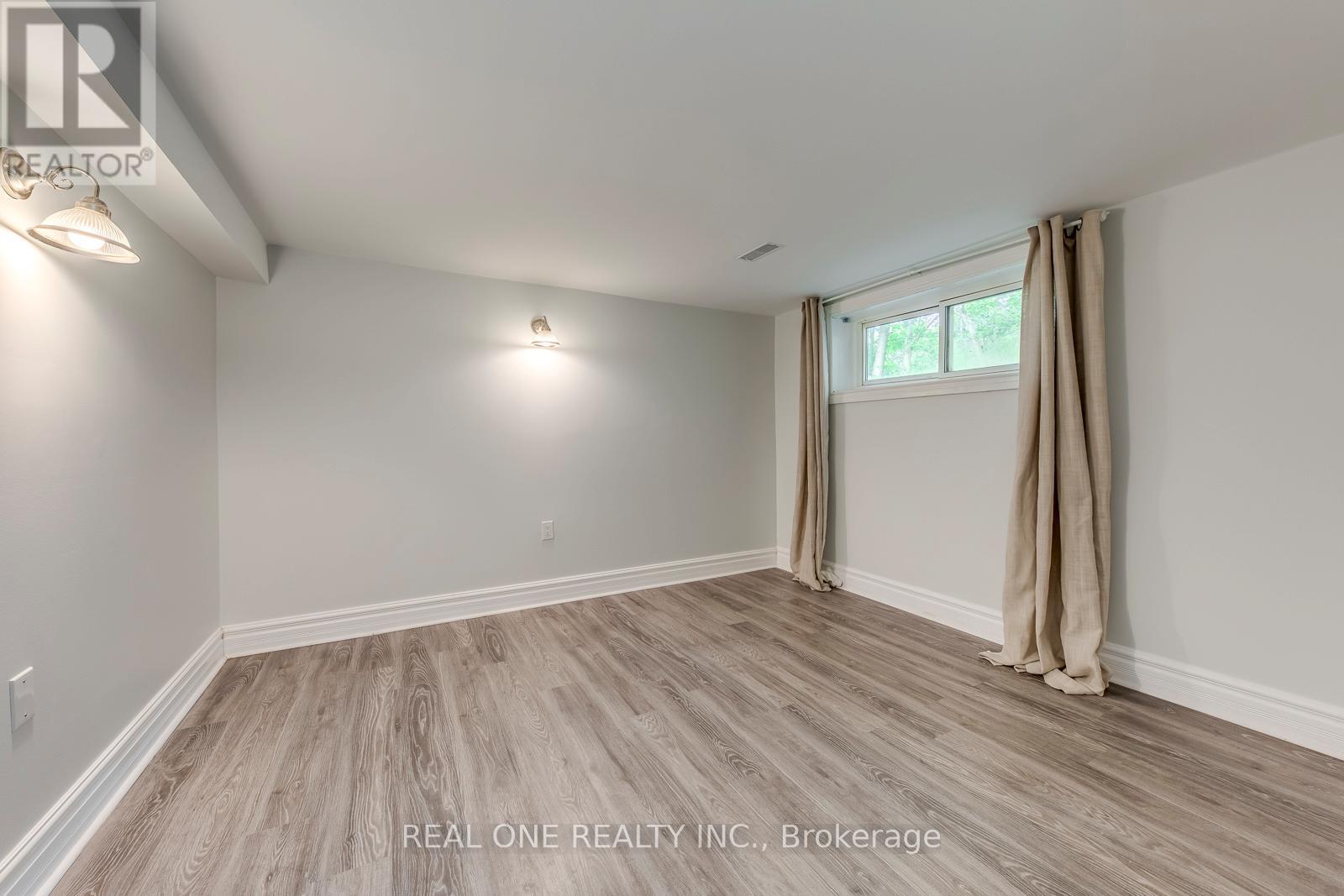 Photo 13 of 462 Willis Drive, Oakville ON