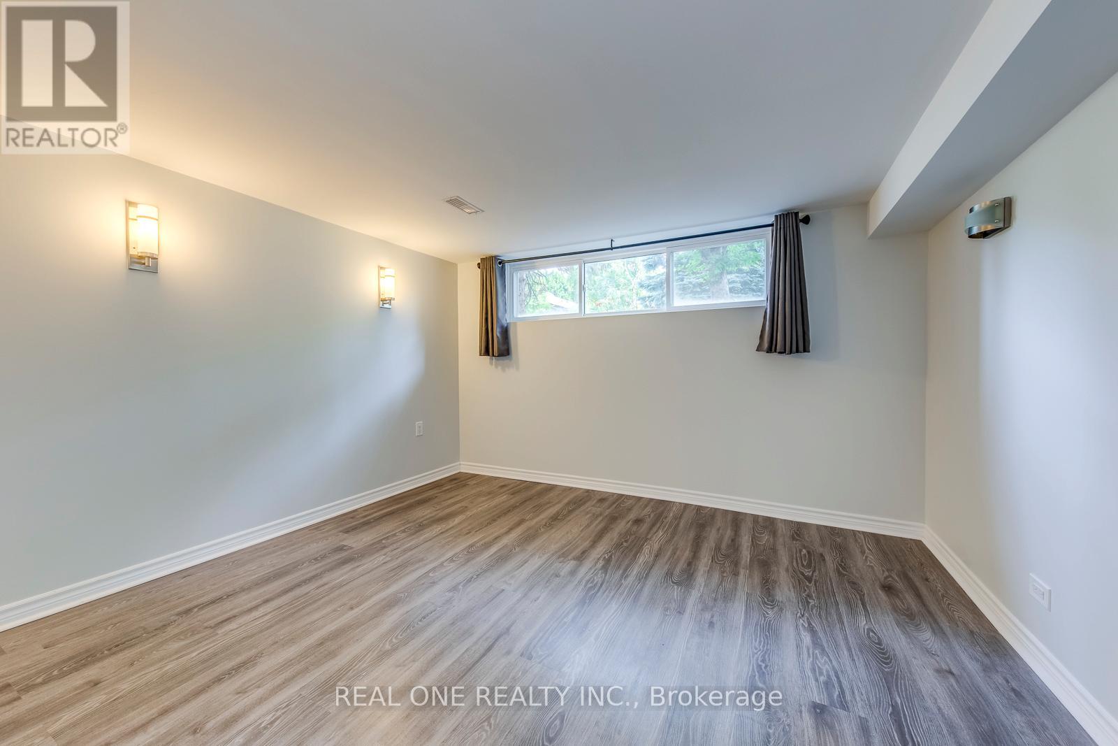 Photo 23 of 462 Willis Drive, Oakville ON