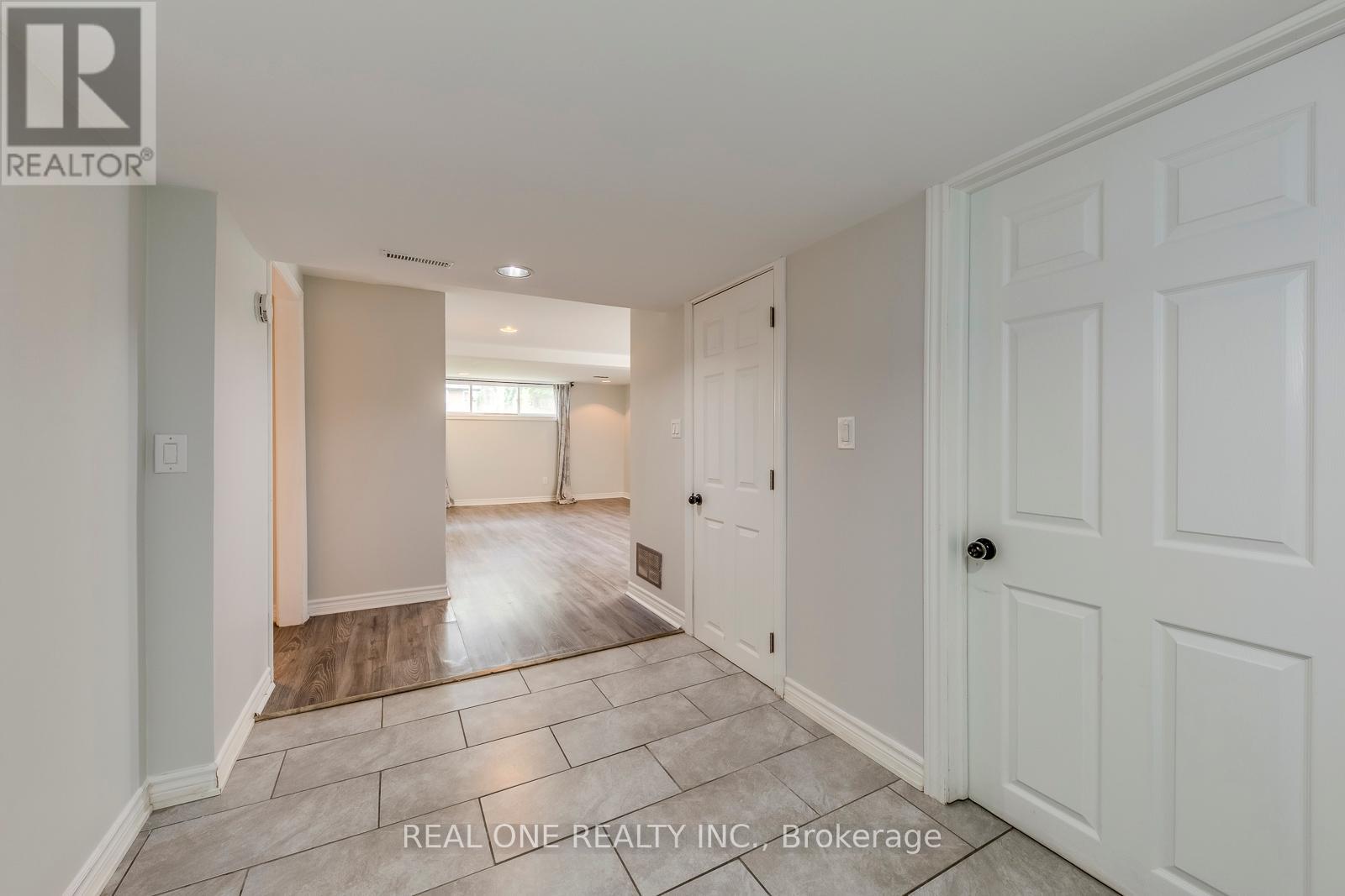 Photo 12 of 462 Willis Drive, Oakville ON