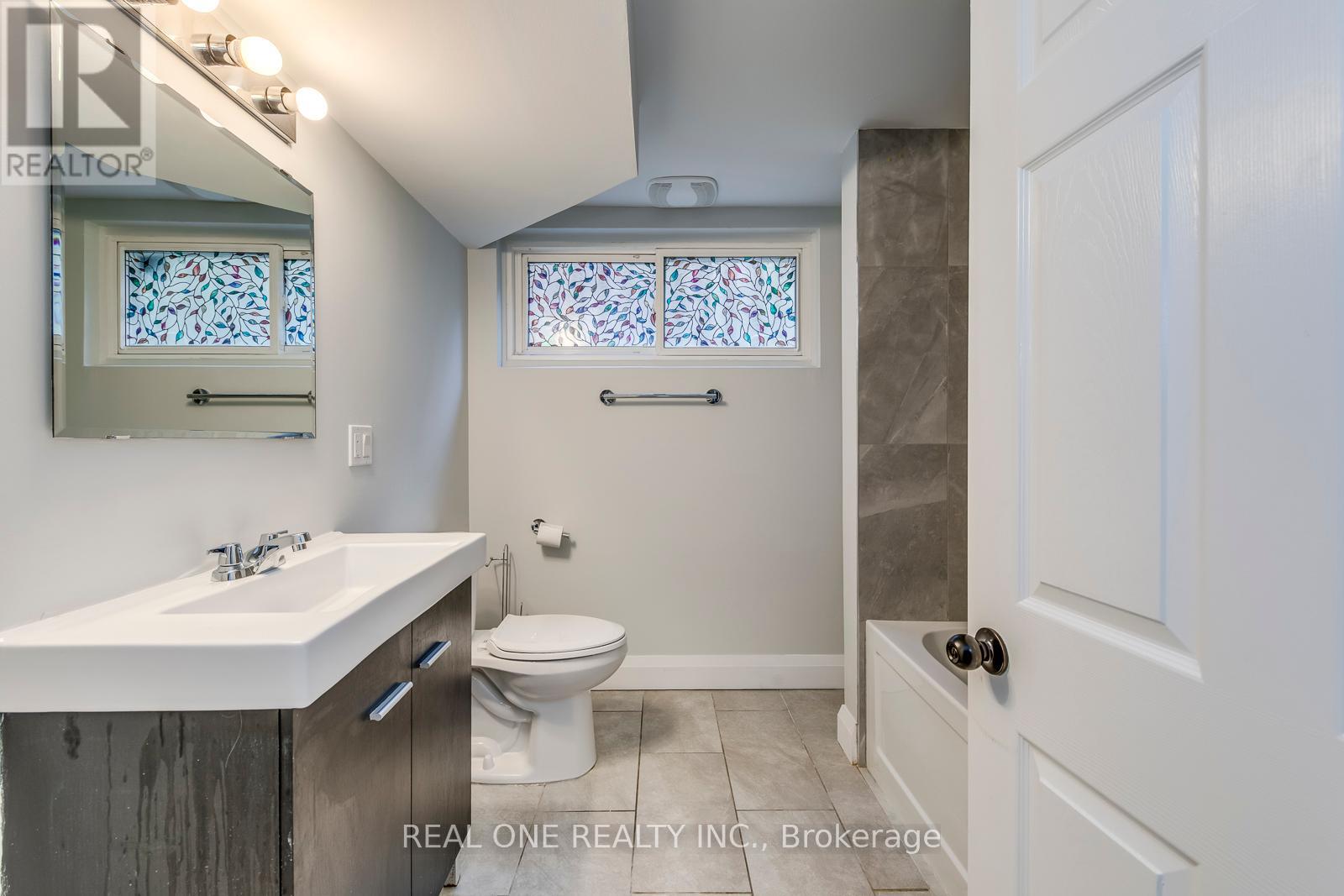 Photo 25 of 462 Willis Drive, Oakville ON