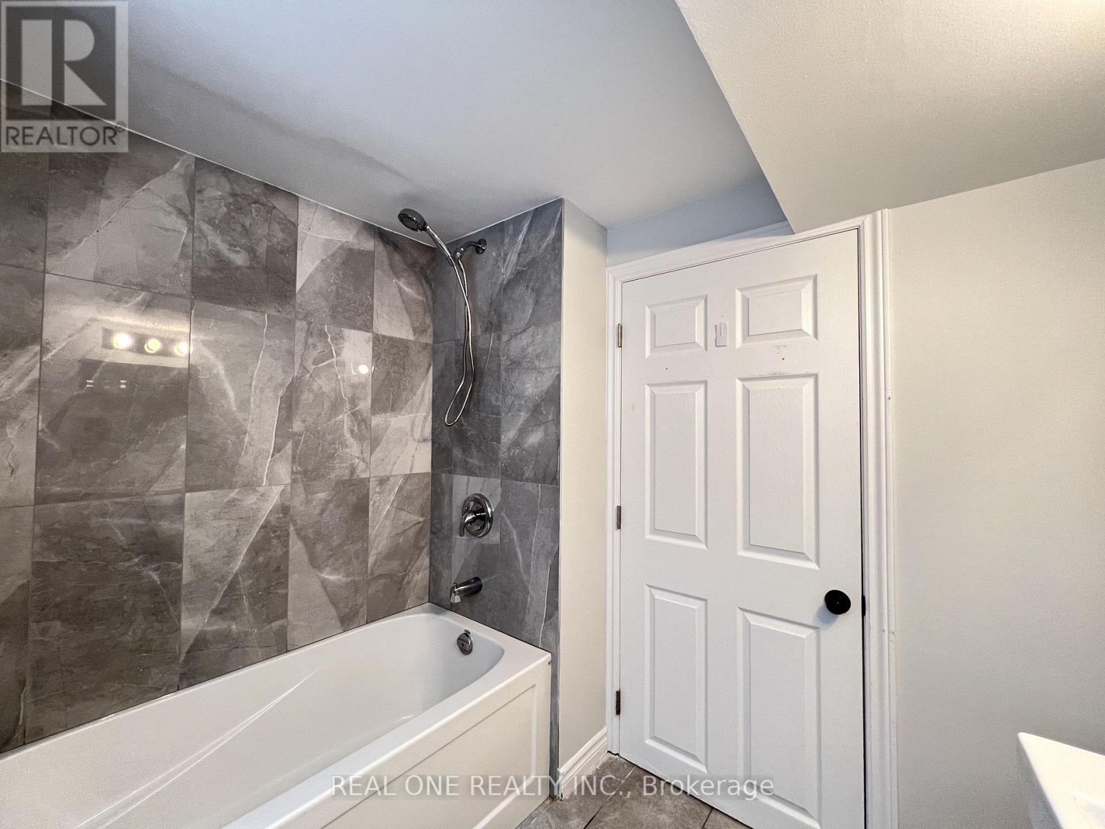 Photo 2 of 462 Willis Drive, Oakville ON