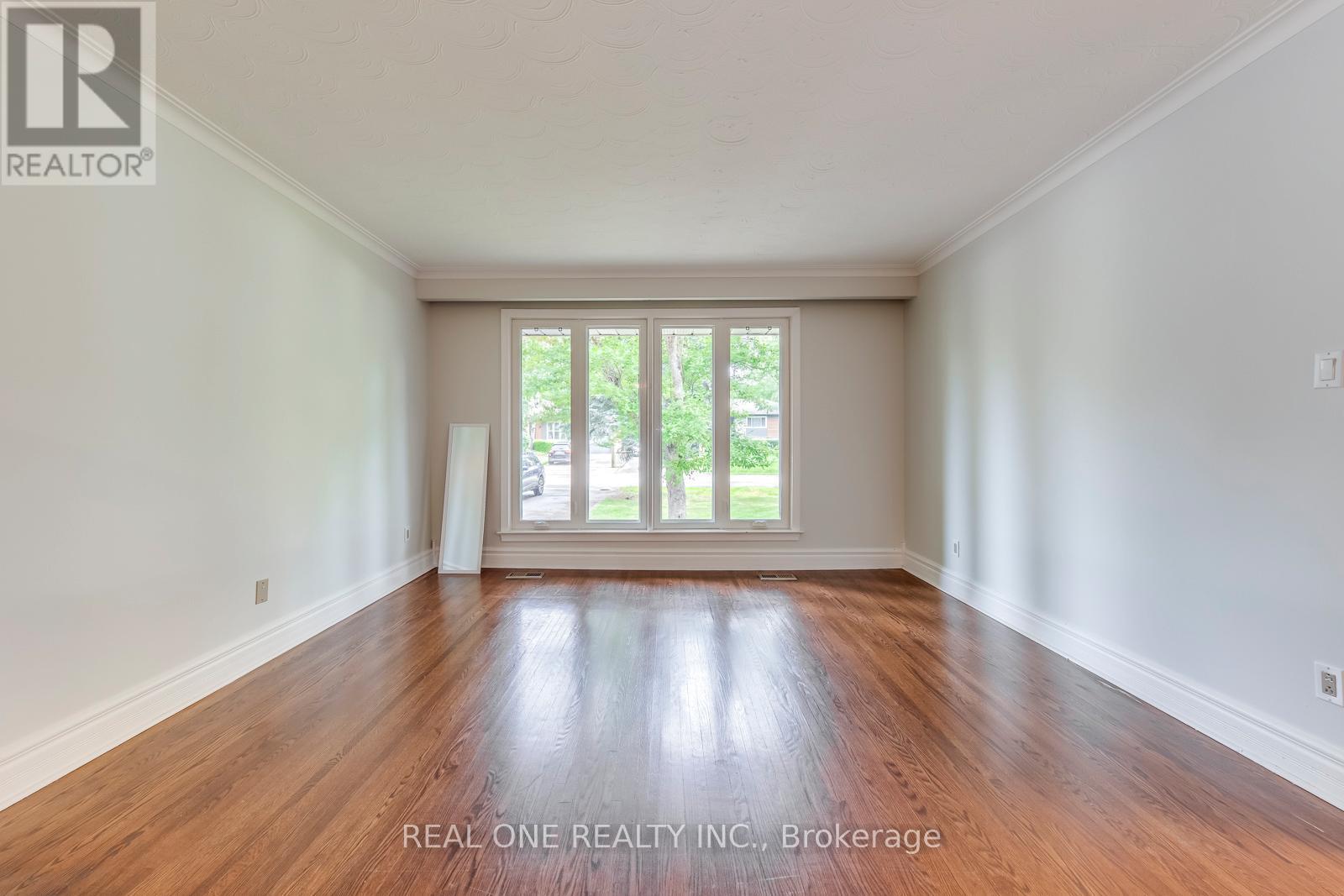Photo 10 of 462 Willis Drive, Oakville ON