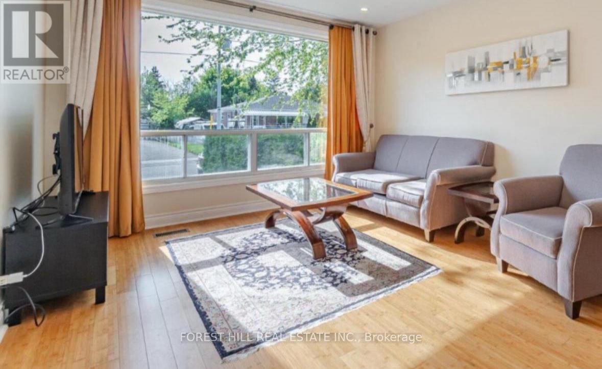 Photo 2 of 374 Browndale Crescent, Richmond Hill ON