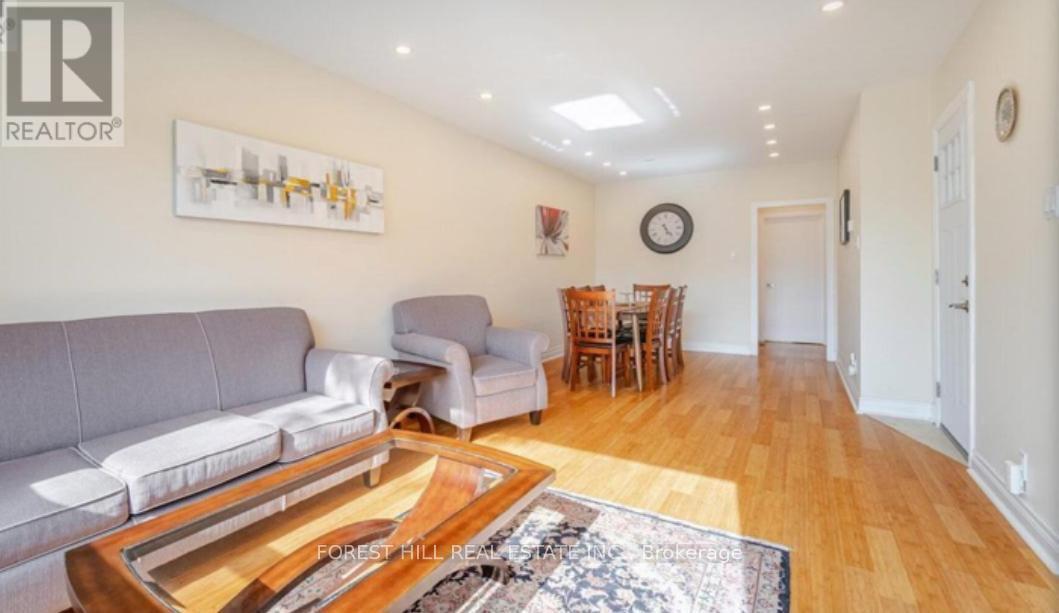 Photo 3 of 374 Browndale Crescent, Richmond Hill ON