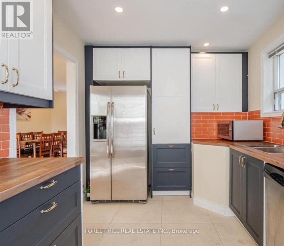 Photo 5 of 374 Browndale Crescent, Richmond Hill ON