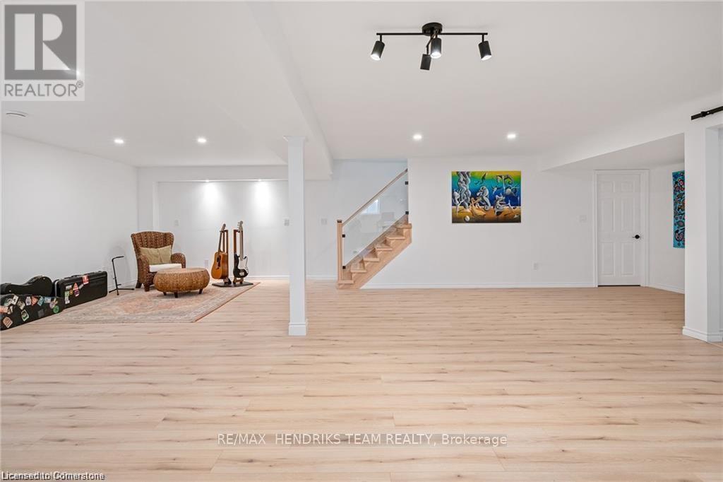 Photo 33 of 1007 Clare Avenue, Pelham ON