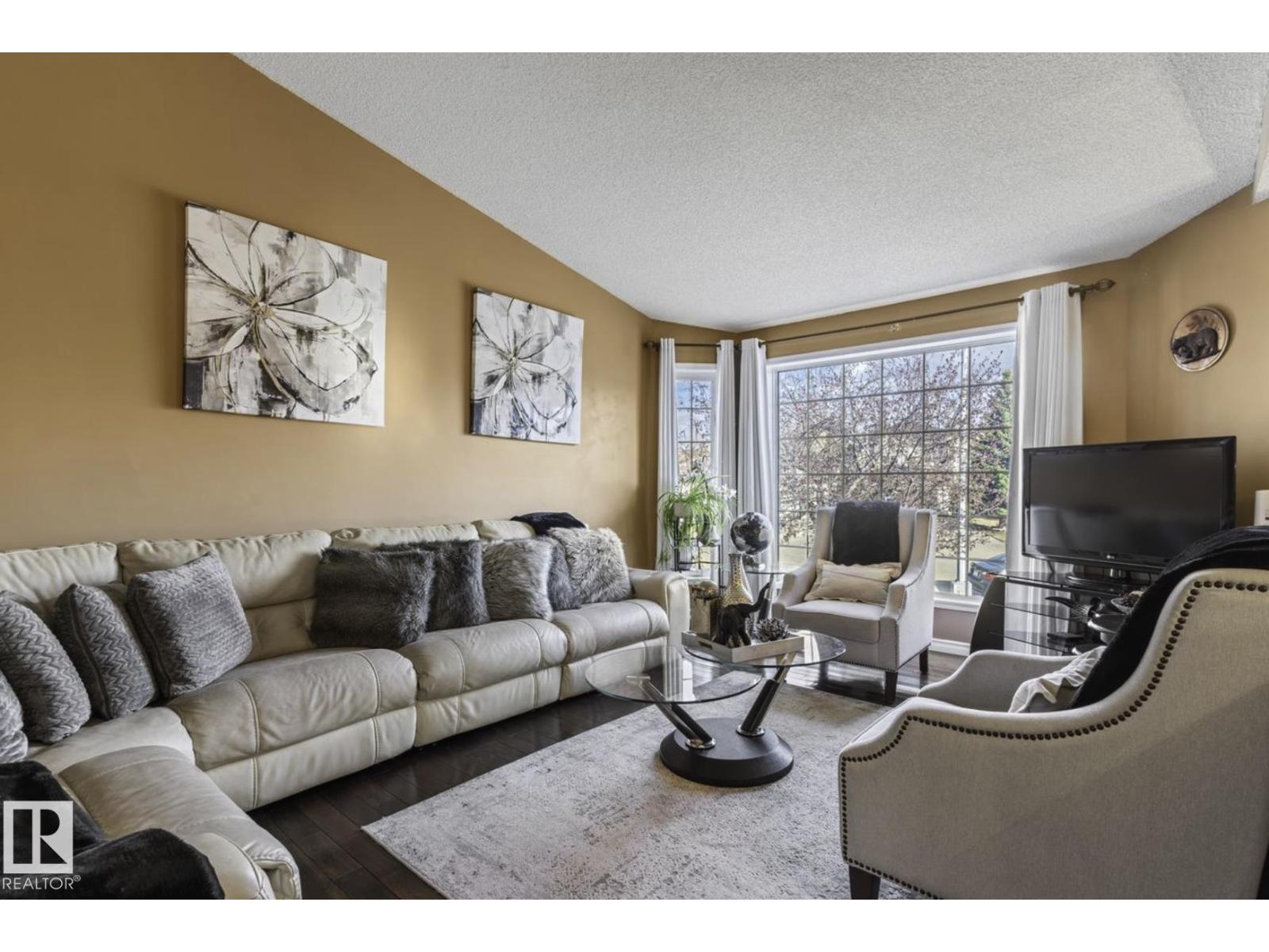 Photo 2 of 4030 37 A Avenue Nw, Edmonton AB