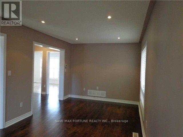 Photo 4 of 19 Wetmeadow Drive, Brampton ON