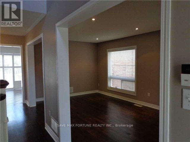 Photo 5 of 19 Wetmeadow Drive, Brampton ON