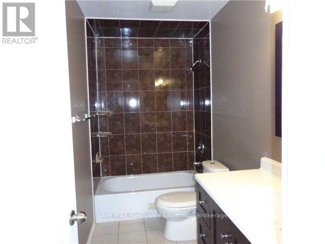 Photo 6 of 19 Wetmeadow Drive, Brampton ON