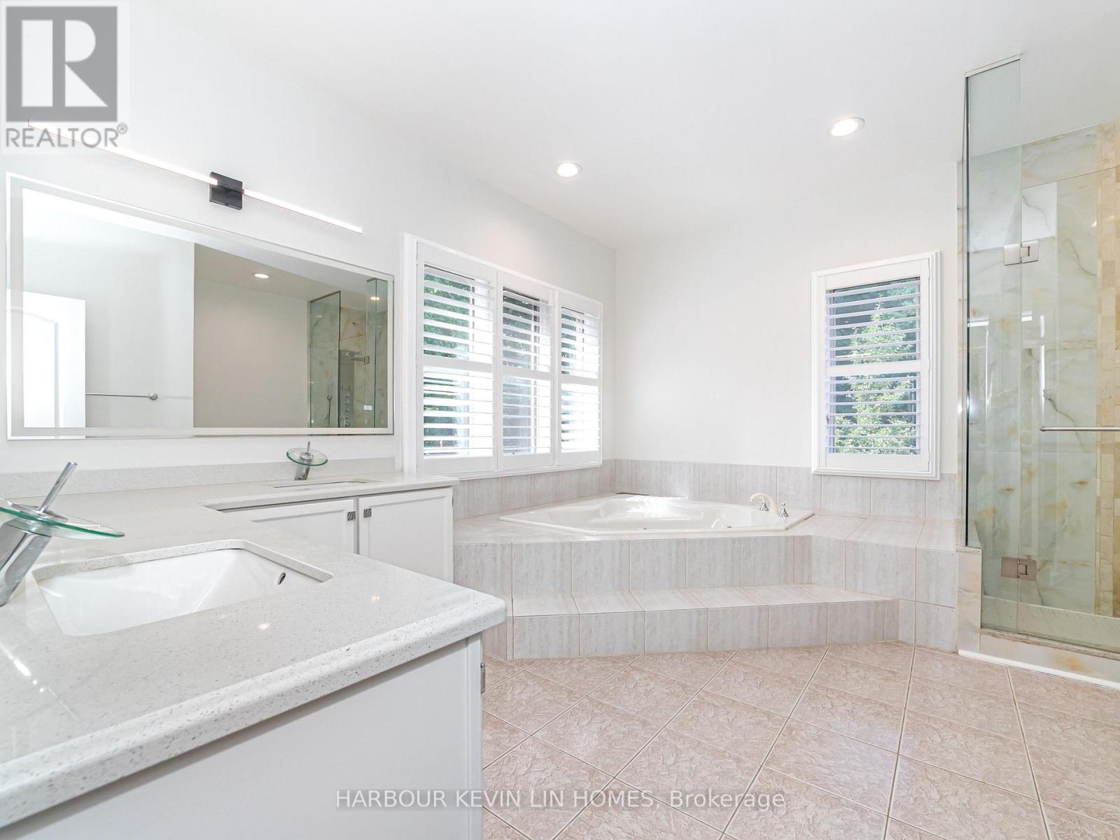 Photo 2 of 10 Edmund Crescent, Richmond Hill ON